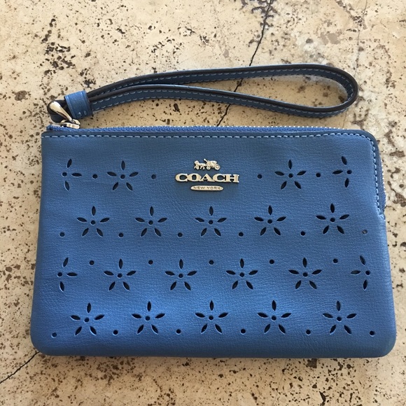 Authentic Coach corner zip wristlet - Picture 1 of 3